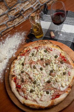 Pizza hindi göğsü, domates sosu, ricotta peyniri ve kapari. Geleneksel Brezilya Pizzası