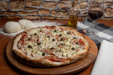 Pizza hindi göğsü, domates sosu, ricotta peyniri ve kapari. Geleneksel Brezilya Pizzası