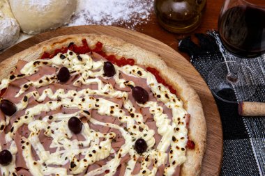 Pizza hindi göğsü, domates sosu, krem peynir ve siyah zeytin. Geleneksel Brezilya Pizzası