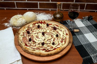 Pizza hindi göğsü, domates sosu, krem peynir ve siyah zeytin. Geleneksel Brezilya Pizzası