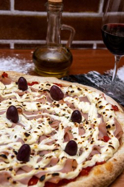 Pizza hindi göğsü, domates sosu, krem peynir ve siyah zeytin. Geleneksel Brezilya Pizzası