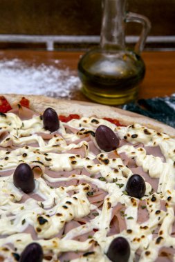Pizza hindi göğsü, domates sosu, krem peynir ve siyah zeytin. Geleneksel Brezilya Pizzası