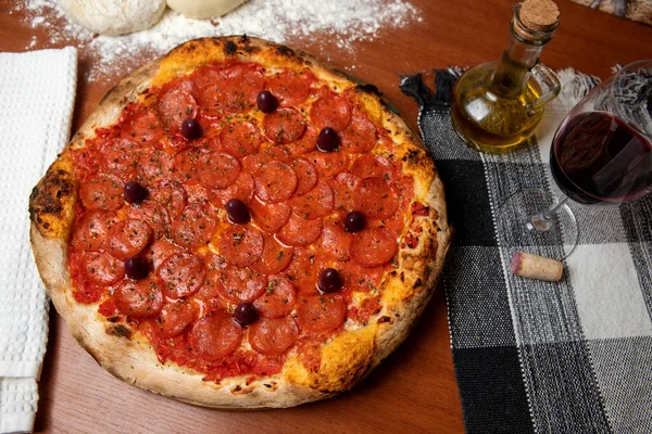 Deliciosa Pizza Pepperoni Mesa Madera Pizza Pepperoni Pizza Fresca Con — Foto de Stock