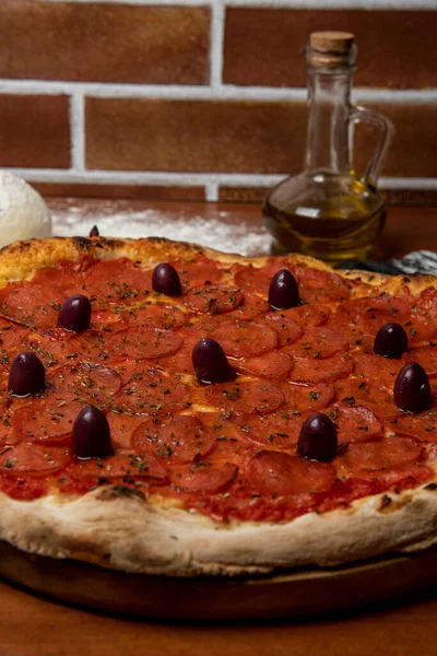 Leckere Pepperoni Pizza Auf Dem Holztisch Pepperoni Pizza Frische Pizza — Stockfoto