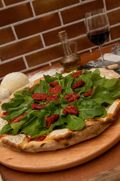 Pizza Mit Mozzarella Rucula Und Getrockneten Tomaten — Stockfoto