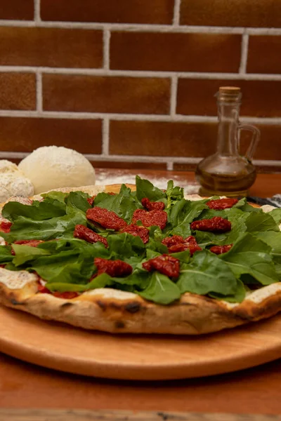 Pizza Mit Mozzarella Rucula Und Getrockneten Tomaten — Stockfoto