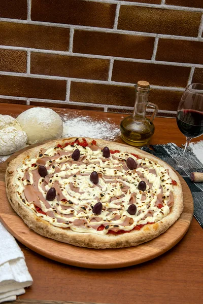 Pizza Pechuga Pavo Salsa Tomate Queso Crema Aceitunas Negras Pizza — Foto de Stock