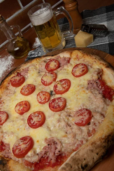 Delicioso Jamón Rebanado Pizza Italiana Queso Mozzarela Tomates — Foto de Stock