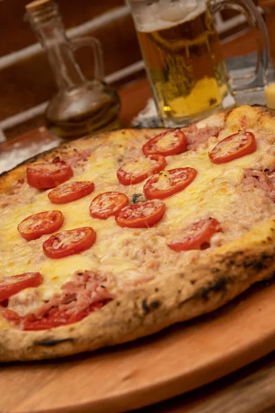 Leckere Italienische Pizza Mit Schinken Mozzarela Käse Und Tomaten — Stockfoto