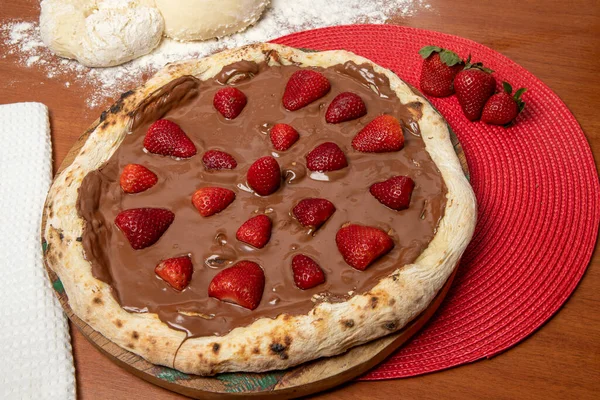 Pizza Chocolate Morangos Mesa Madeira — Fotografia de Stock