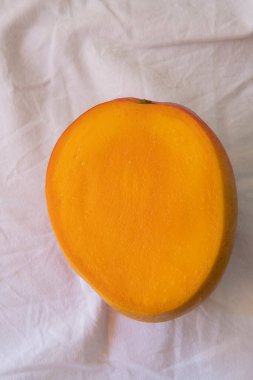 Dilimlenmiş mango beyaz buruşuk masa örtüsü