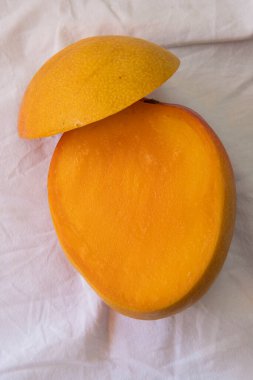 Dilimlenmiş mango beyaz buruşuk masa örtüsü