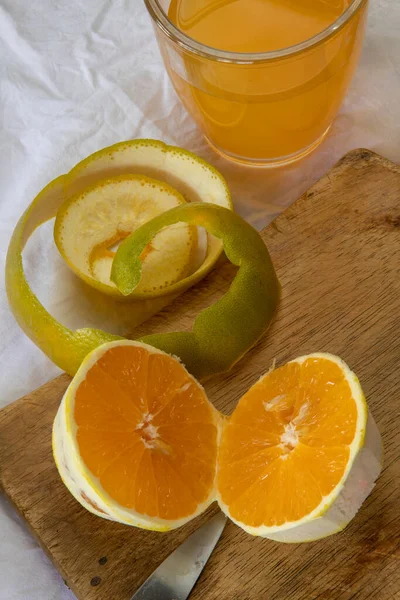 Φέτες Πορτοκαλιού Φρούτων Ξύλο Κοπής Και Λευκό Τσαλακωμένο Τραπεζομάντιλο — Φωτογραφία Αρχείου