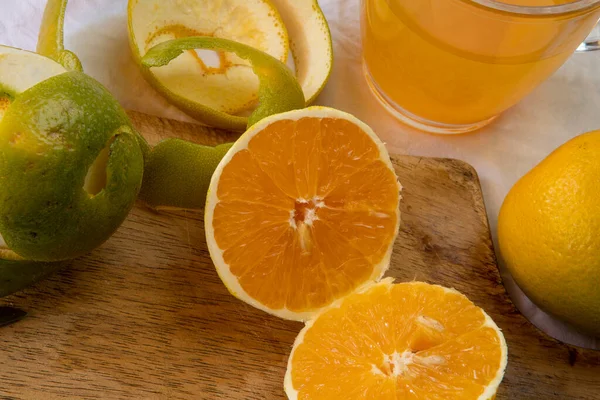 오렌지 열매를 주름이 식탁보를 놓는다 — 스톡 사진