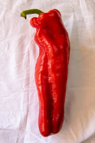 Rode Peper Tafel Met Wit Gerimpeld Tafelkleed — Stockfoto