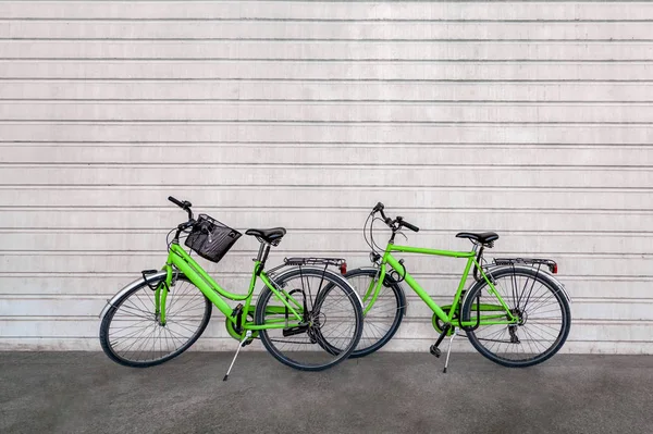 Bicicletas Color Verde Contra Pared Hormigón Con Patrón Rayas — Foto de Stock