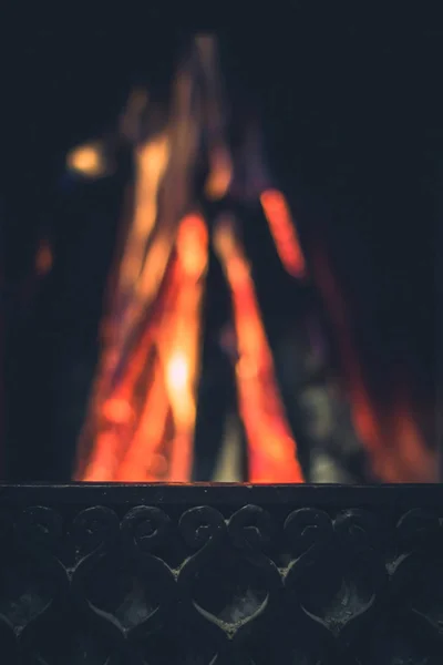 Grillen. Fleischstücke wärmen auf der Glut auf einem Eisengrill. traditionelles argentinisches BBQ. — Stockfoto