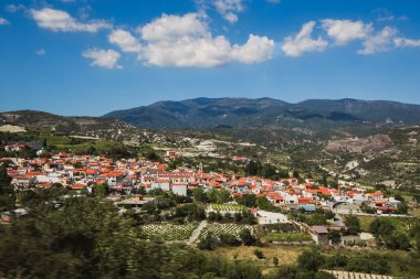 Turuncu çatılar. Panoramik yakınındaki Kato Lefkara - görünümüdür Troodos Dağları en ünlü köyde. Limasol Bölgesi, Kıbrıs, Akdeniz deniz. Dağ manzarası ve güneşli bir gün.