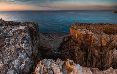 Kıbrıs'ta deniz arka plan üzerinde aşıkların güzel köprü