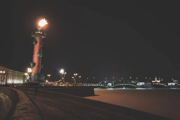 Νυχτερινή Άποψη Της Ραμφοειδής Στήλης Στην Αγία Πετρούπολη Ρωσία — Φωτογραφία Αρχείου