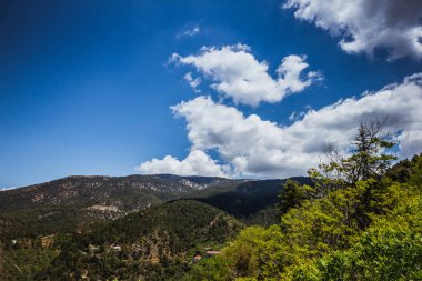 Temiz mavi gökyüzü Dağları Kıbrıs'taki beyaz bulutlar ile kaplı