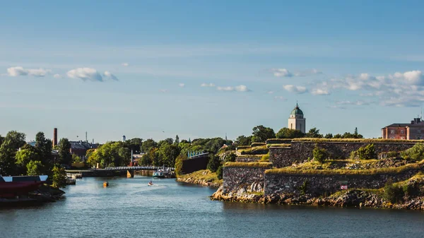 Ruinierte mittelalterliche Festung auf einer felsigen Landzunge in Schweden im Sommer — Stockfoto