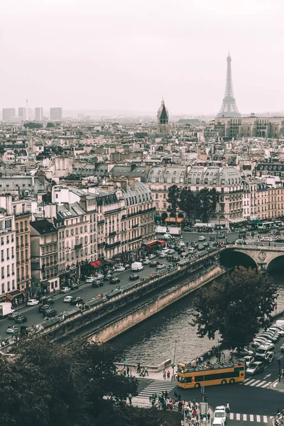 Πανοραμική θέα στο Παρίσι, τον πύργο του Άιφελ και τον ποταμό Σηκουάνα από την οροφή του καθεδρικού ναού της Παναγίας των Παρισίων, Γαλλία. Συννεφιασμένος καιρός. — Φωτογραφία Αρχείου