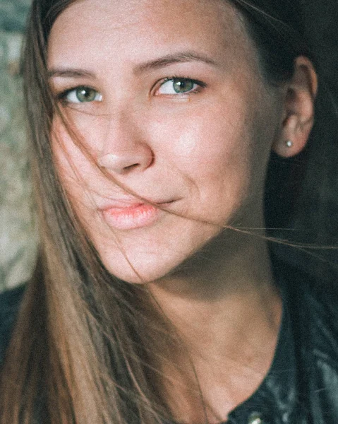 Retrato de cerca de una hermosa chica caucásica con el pelo largo y rubio. Una mujer joven mira directamente a la cámara . —  Fotos de Stock