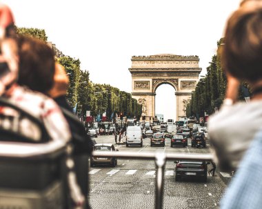 Arch of Triumph doğru güzel bir güneşli bir günde Champs Elysee Avenue üzerinden sürüş şehir turu otobüs büyük görünümü. Vintage fotoğraf