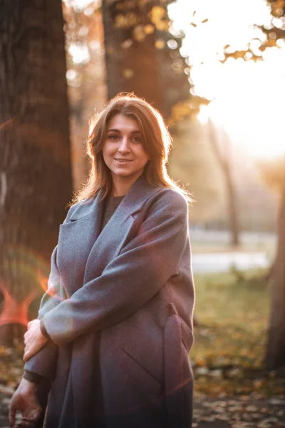 Linda chica caminando en el parque de otoño. Hermoso clima soleado de otoño. Jovencita disfrutando del otoño. Moda de mujer. Vacaciones de otoño. Concepto de personas, otoño y estilo de vida . —  Fotos de Stock