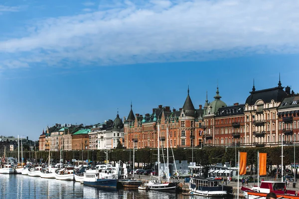 Panorama panoramico estivo del centro storico Gamla Stan architettura molo a Stoccolma e barche, Svezia. Isola di Kungsholmen vista dall'isola di Sodermalm, attraverso il canale Riddarfjarden . — Foto Stock