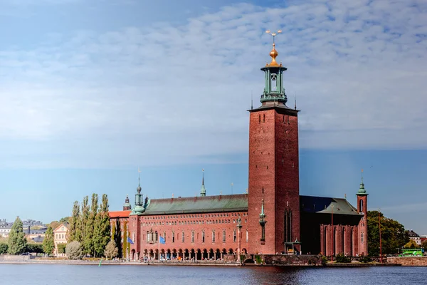 Stockholm, Schweden. malerische Skyline-Ansicht des berühmten Turms des Stockholmer Rathauses. Das Gebäude des Gemeinderats steht an der Ostspitze der Insel Kungsholmen. berühmter und beliebter Ort an sonnigen Sommertagen — Stockfoto