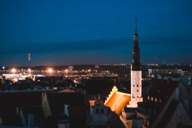 Tallinn şehrinin panoraması, akşam ları Tallinn kasabasındaki Townhouse'a uzak. Estonya