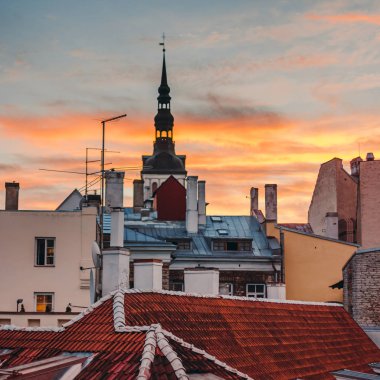 Tallinn'de eski şehir çatıları. Arka planda gün batımı