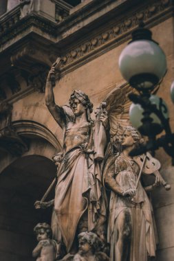 1875 Garnier Operası yakınlarındaki heykel. Paris Operası - ünlü neo-barok binası, Unesco Dünya Mirası Sitesi. Paris, Fransa. Mimari ayrıntılar: Carpeaux tarafından Dans cephesi heykeli