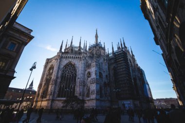 Milano, İtalya- 5 Şubat 2016: Milano'nun Piazza Duomo meydanındaki ünlü moda caddesi Corso Vittorio Emanuele Ii. Moda mağazaları arasında alışveriş için yürüyen turistler
