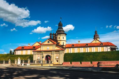 Neşeli yaz gününde Resimli Mavi Gökyüzü Arkaplanlı Nesvizh Şatosu.