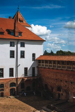 Mirskiy Kalesi 'nin rahat avlusu. MIR 'deki Ortaçağ Mirskiy kalesi. Grodno bölgesi. Belarus 'taki tarihi şato