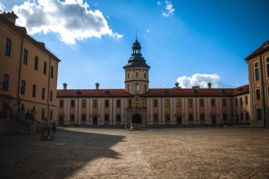 Güneşli yaz gününde Resimli Mavi Gökyüzü Arkaplanlı Nesvizh Şatosu Kulesi.