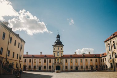 Güneşli yaz gününde Resimli Mavi Gökyüzü Arkaplanlı Nesvizh Şatosu Kulesi.