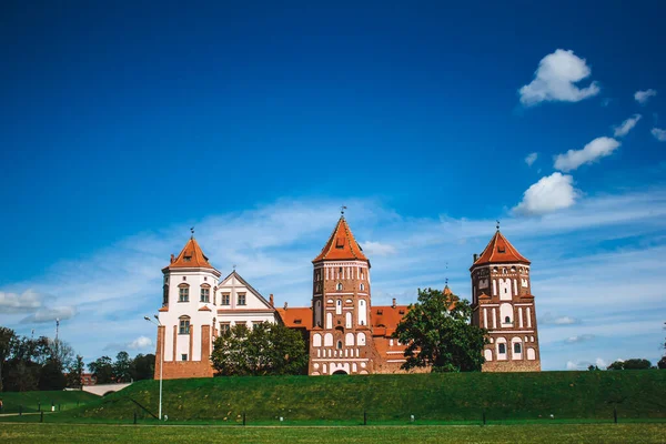 Castillo Mirskiy. Castillo medieval de Mirskiy en Mir. Región de Grodno. Castillo histórico en Bielorrusia . —  Fotos de Stock