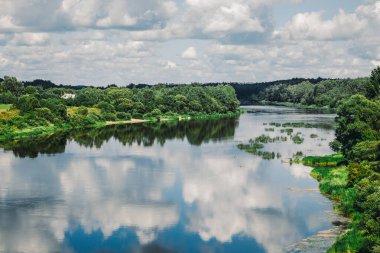 Nehirli yaz manzarası, bulutlu gökyüzü, orman ve güneş