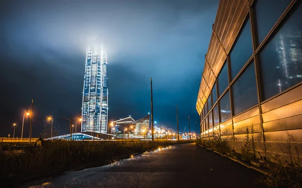 Rússia, São Petersburgo, julho - 2020: visão noturna da cidade de São Petersburgo, vista do centro de negócios arranha-céus da Gazprom, centro de Lakhta. o edifício mais alto da Europa. Reflexão em um ruído — Fotografia de Stock