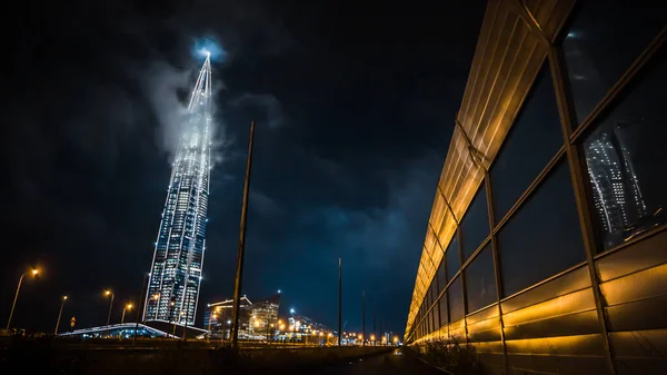 Rusia, San Petersburgo, julio - 2020: vista nocturna de la ciudad de San Petersburgo, vista del centro de negocios rascacielos de Gazprom, centro de Lakhta. el edificio más alto de Europa. Reflexión en un ruido — Foto de Stock