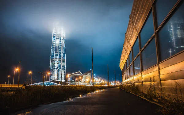 Росія, Санкт-Петербург, липень - 2020: нічний краєвид міста Санкт-Петербург, вид на бізнес-центр хмарочосу Газпрому, Лахта-центр. найвища будівля в Європі. Роздуми в шумі Ліцензійні Стокові Зображення