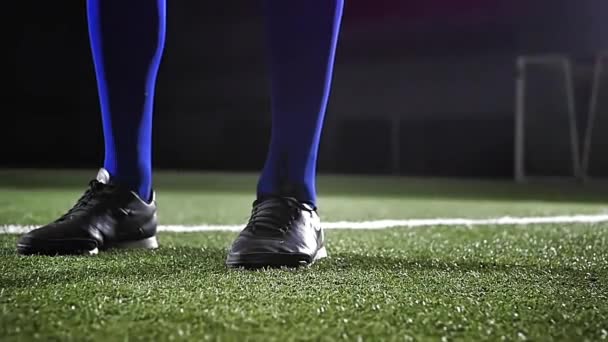 Jugador Fútbol Masculino Polainas Azules Pone Una Pelota Fútbol Campo — Vídeo de stock