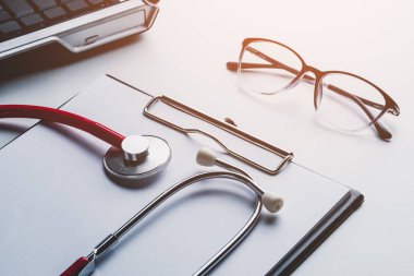 steteskop ve gözlük Pano boş kağıt ile Laptop online, tıbbi kavramı doktor