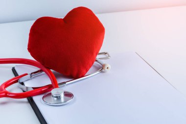 Kırmızı kalp ve stetoskop ile kopya alanı ile beyaz tabloda boş Pano