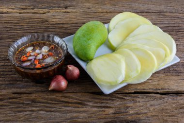 Ham mango tatlı balık sosu ile 