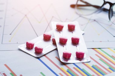 Uyuşturucu, ilaç ve gözlük stetoskop laboratuvar masa ve uyuşturucu testi raporu grafiği ile